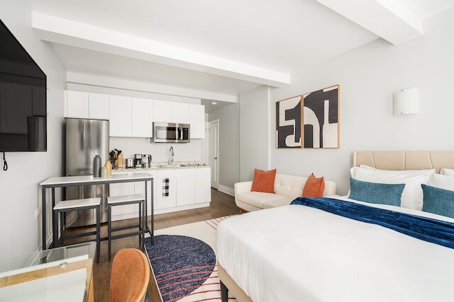 73-703 ニュー スタジオ UWS ドアマン ジム