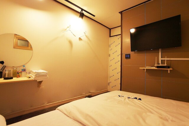 W ミニ ホテル - ホステル