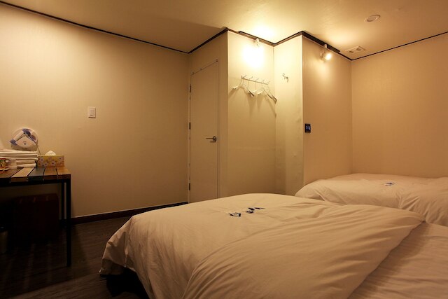 W ミニ ホテル - ホステル