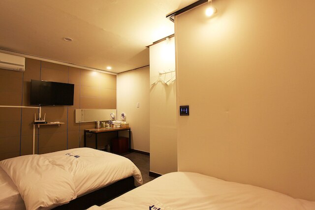 W ミニ ホテル - ホステル