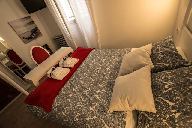 ホステル バスケス デ メラ