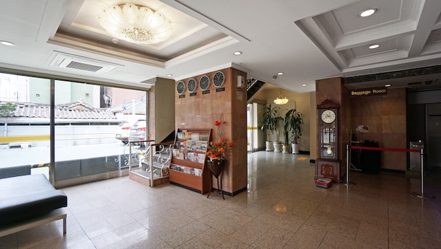 インサドン クラウン ホテル