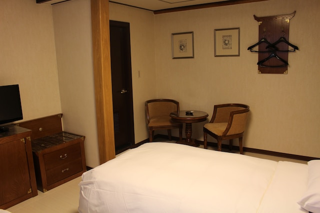 インサドン クラウン ホテル