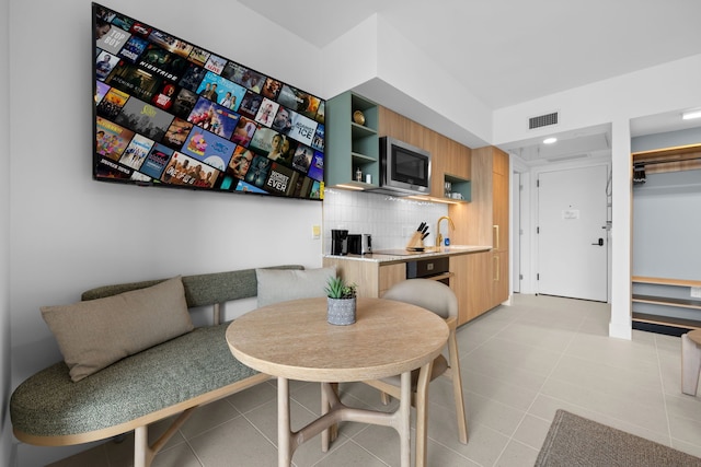 エレガント スタジオ ウィズ パノラミック シティ ビューズ