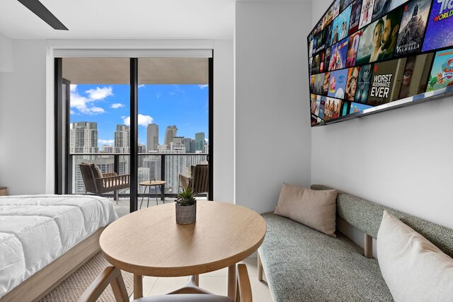 エレガント スタジオ ウィズ パノラミック シティ ビューズ