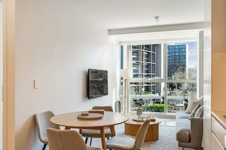 シック セントラル アパートメント ウィズ ジム and プール by ゾディアック ステイズ