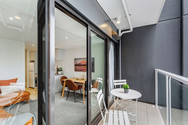 スタイリッシュ + モダン ユニット - バルコニー & プール ゾディアック ステイズ