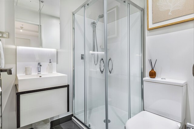 スタイリッシュ + モダン ユニット - バルコニー & プール ゾディアック ステイズ