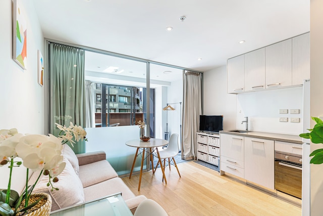 スリーク セントラル ステイ ウィズ バルコニー by Zodiak Stays