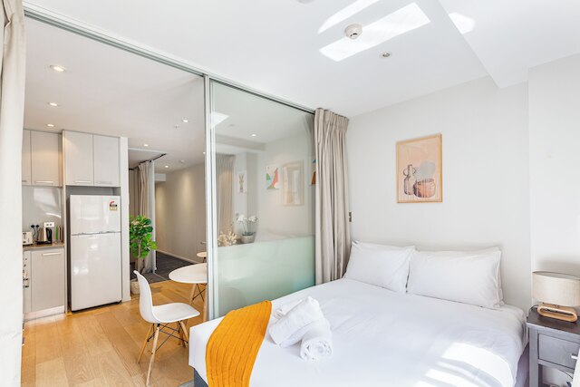 スリーク セントラル ステイ ウィズ バルコニー by Zodiak Stays