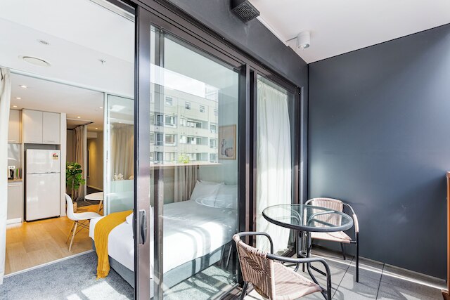 スリーク セントラル ステイ ウィズ バルコニー by Zodiak Stays