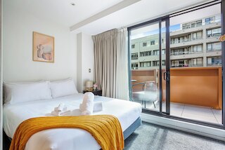 スリーク セントラル ステイ ウィズ バルコニー by Zodiak Stays