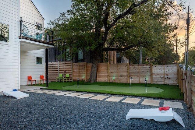 イーストサイド ホーム ウィズ キラー ヤード - ゴルフ プール ファイアピット