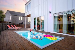 シック 4 ベッドルーム プール ハウス - ステップス トゥ サウス 1 ストリート