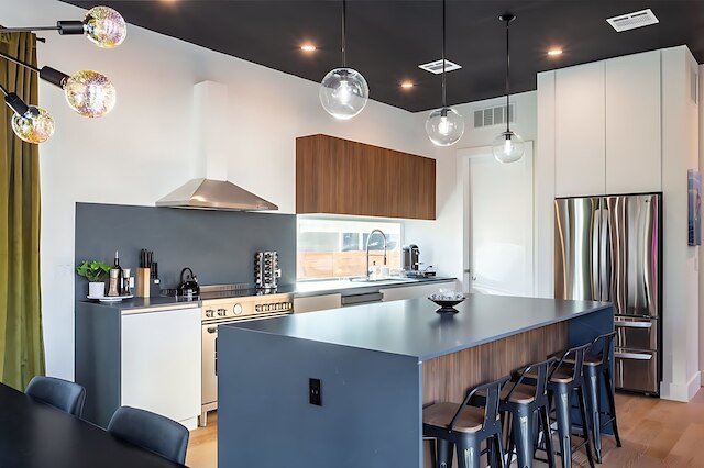 シック 4 ベッドルーム プール ハウス - ステップス トゥ サウス 1 ストリート