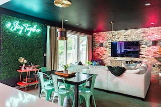 アップステイ - プリスティン プール パレス - 7 ミン トゥ レイニー ストリート