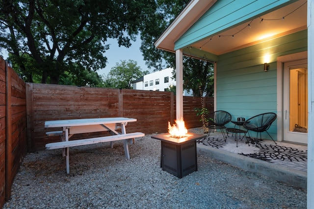 アップステイ - イースト オースティン ホーム ウィズ ヤード ゲームズ ファイアピット