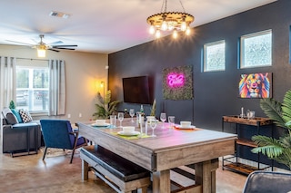 アップステイ - イースト オースティン ホーム ウィズ ヤード ゲームズ ファイアピット