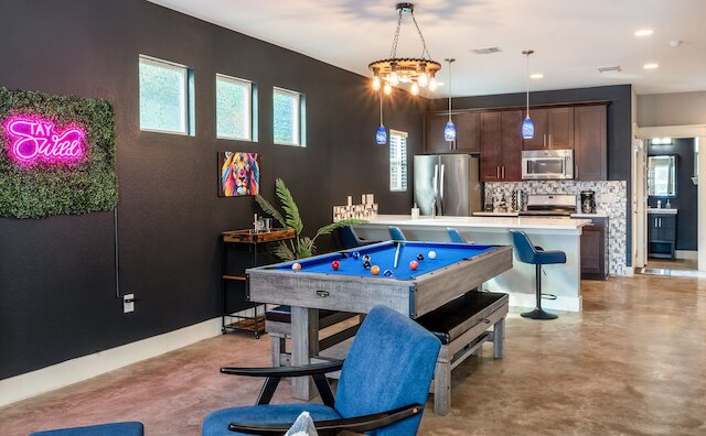 アップステイ - イースト オースティン ホーム ウィズ ヤード ゲームズ ファイアピット