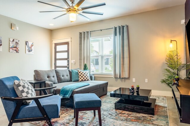 アップステイ - イースト オースティン ホーム ウィズ ヤード ゲームズ ファイアピット