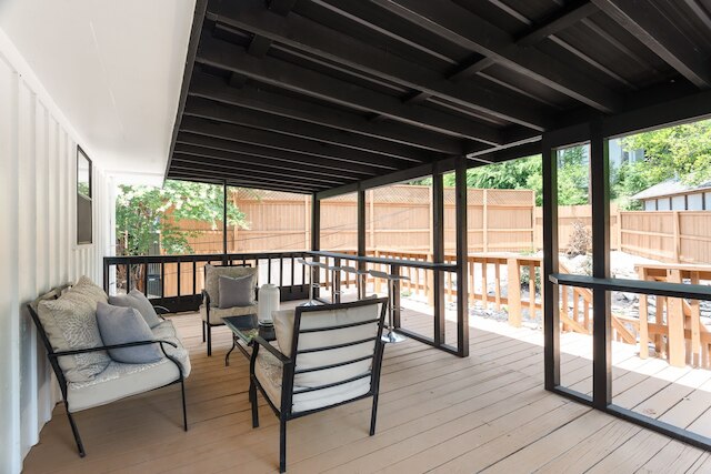 アップステイ - マルチプル パティオ デッキス フェンスドイン ヤード BBQ