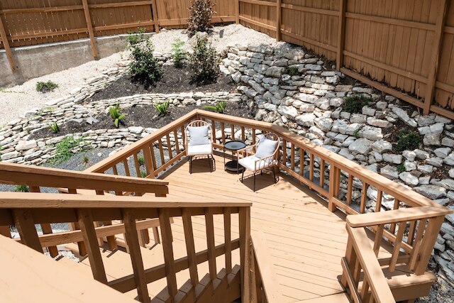 アップステイ - マルチプル パティオ デッキス フェンスドイン ヤード BBQ