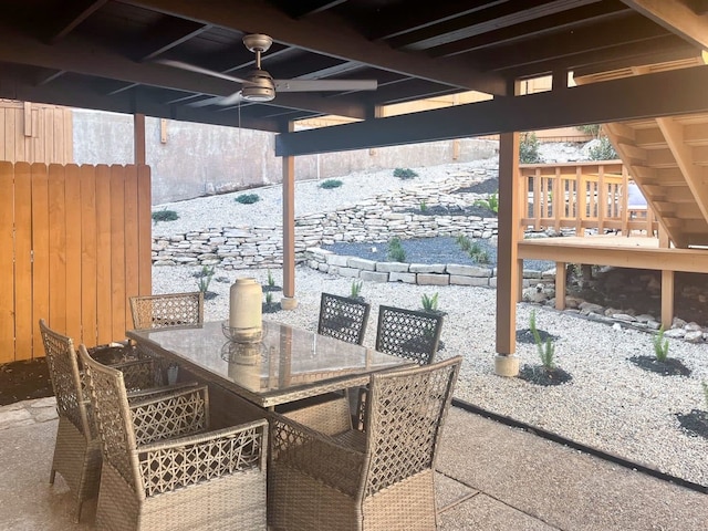 アップステイ - マルチプル パティオ デッキス フェンスドイン ヤード BBQ