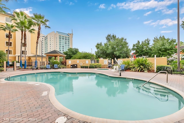 キング ベッドルーム スイート ウィズ アウトドア プール ホットタブ アーケード