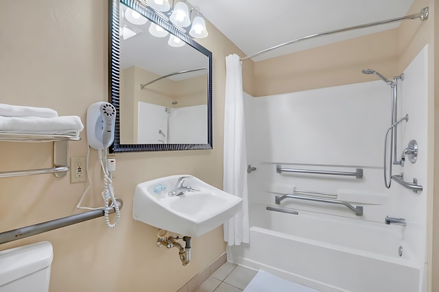 キング ベッドルーム スイート ウィズ アウトドア プール ホットタブ アーケード