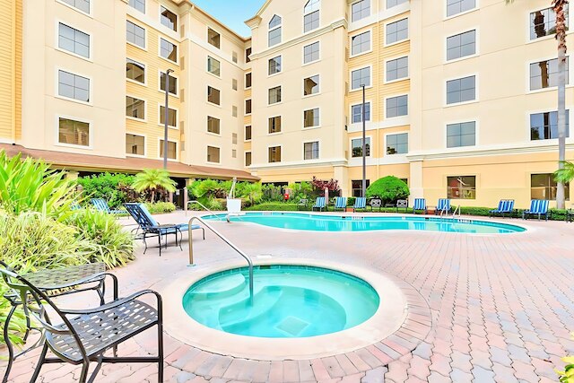 キング ベッドルーム スイート ウィズ アウトドア プール ホットタブ アーケード