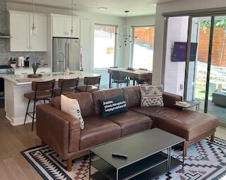 アップステイ - イーストサイドホーム ウィズ パティオ BBQ - ミンズ トゥ ダウンタウン