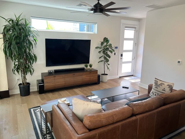 アップステイ - イーストサイドホーム ウィズ パティオ BBQ - ミンズ トゥ ダウンタウン