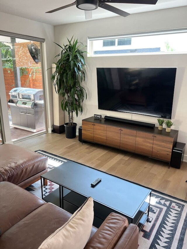 アップステイ - イーストサイドホーム ウィズ パティオ BBQ - ミンズ トゥ ダウンタウン