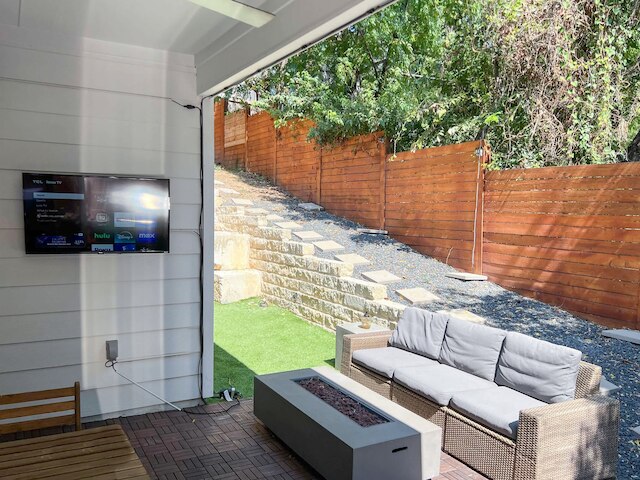 アップステイ - イーストサイドホーム ウィズ パティオ BBQ - ミンズ トゥ ダウンタウン