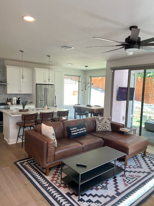 アップステイ - イーストサイドホーム ウィズ パティオ BBQ - ミンズ トゥ ダウンタウン