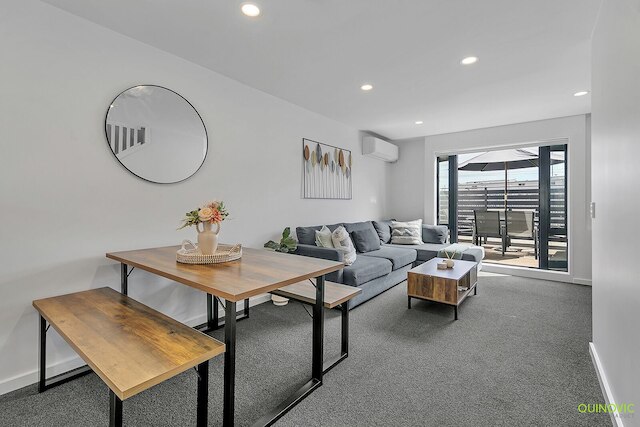 バルコニー + パーキング 3 ベッドルーム ジェム ニア アリーナ | Zodiak Stays