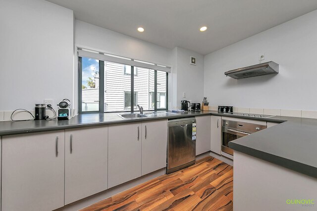 バルコニー + パーキング 3 ベッドルーム ジェム ニア アリーナ | Zodiak Stays