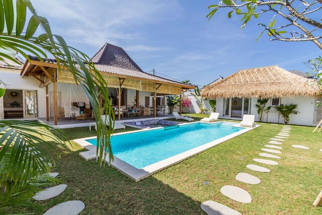 ヴィラ オパリン バイ アルフレッド イン バリ - エクスクイジット アーキテクチュラル ヴィラ ウィズ アウトドア プール スミニャック