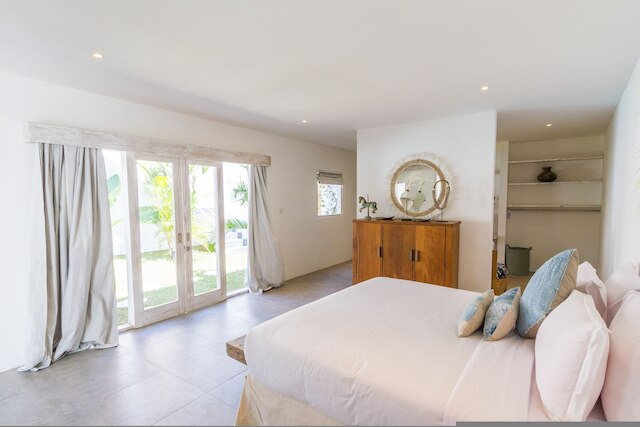 ヴィラ オパリン バイ アルフレッド イン バリ - エクスクイジット アーキテクチュラル ヴィラ ウィズ アウトドア プール スミニャック