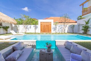 ヴィラ オパリン バイ アルフレッド イン バリ - エクスクイジット アーキテクチュラル ヴィラ ウィズ アウトドア プール スミニャック