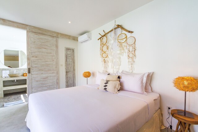 ヴィラ オパリン バイ アルフレッド イン バリ - エクスクイジット アーキテクチュラル ヴィラ ウィズ アウトドア プール スミニャック