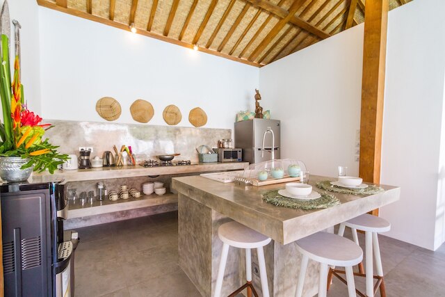 ヴィラ オパリン バイ アルフレッド イン バリ - エクスクイジット アーキテクチュラル ヴィラ ウィズ アウトドア プール スミニャック