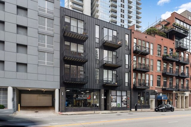 シック 2BR 2BA コンド ウィズ バルコニー - リバーノース シカゴ