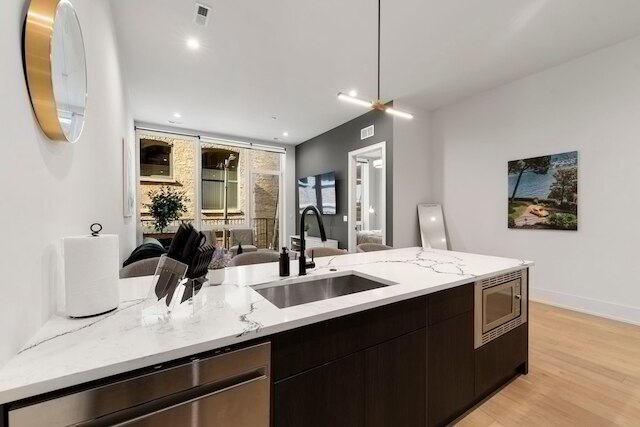 シック 2BR 2BA コンド ウィズ バルコニー - リバーノース シカゴ