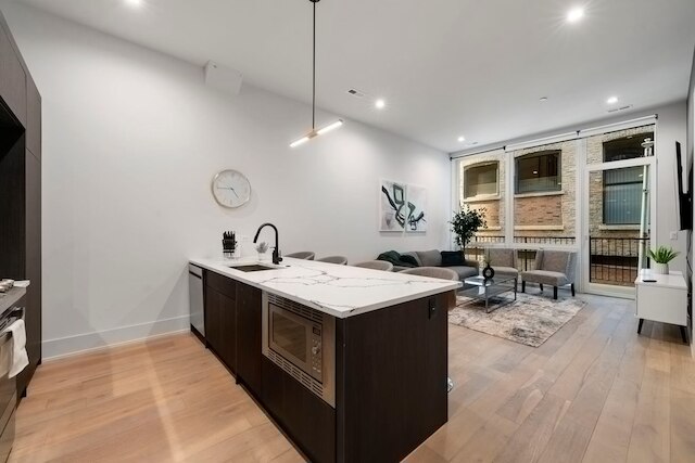 シック 2BR 2BA コンド ウィズ バルコニー - リバーノース シカゴ