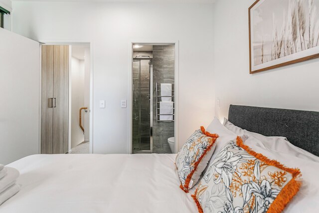 フレッシュ グレイ リン 2ベッドルーム ユニット ウィズ パティオ by ゾディアック ステイズ