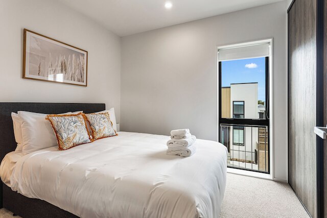 フレッシュ グレイ リン 2ベッドルーム ユニット ウィズ パティオ by ゾディアック ステイズ