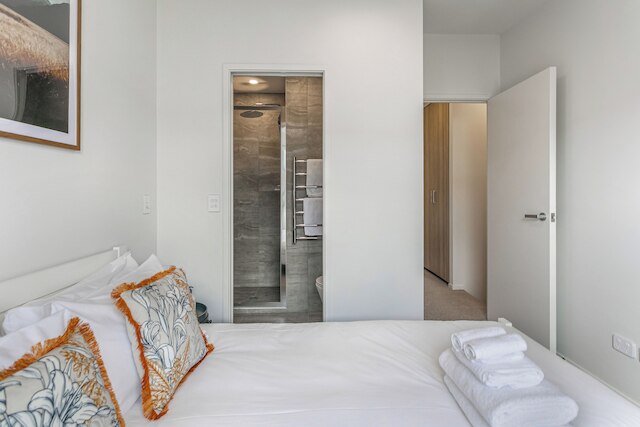 フレッシュ グレイ リン 2ベッドルーム ユニット ウィズ パティオ by ゾディアック ステイズ