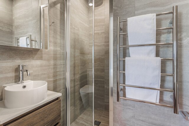 フレッシュ グレイ リン 2ベッドルーム ユニット ウィズ パティオ by ゾディアック ステイズ