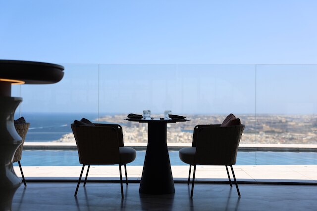 ラグジュアリー ハイ フロア スイート マーキュリー タワーズ